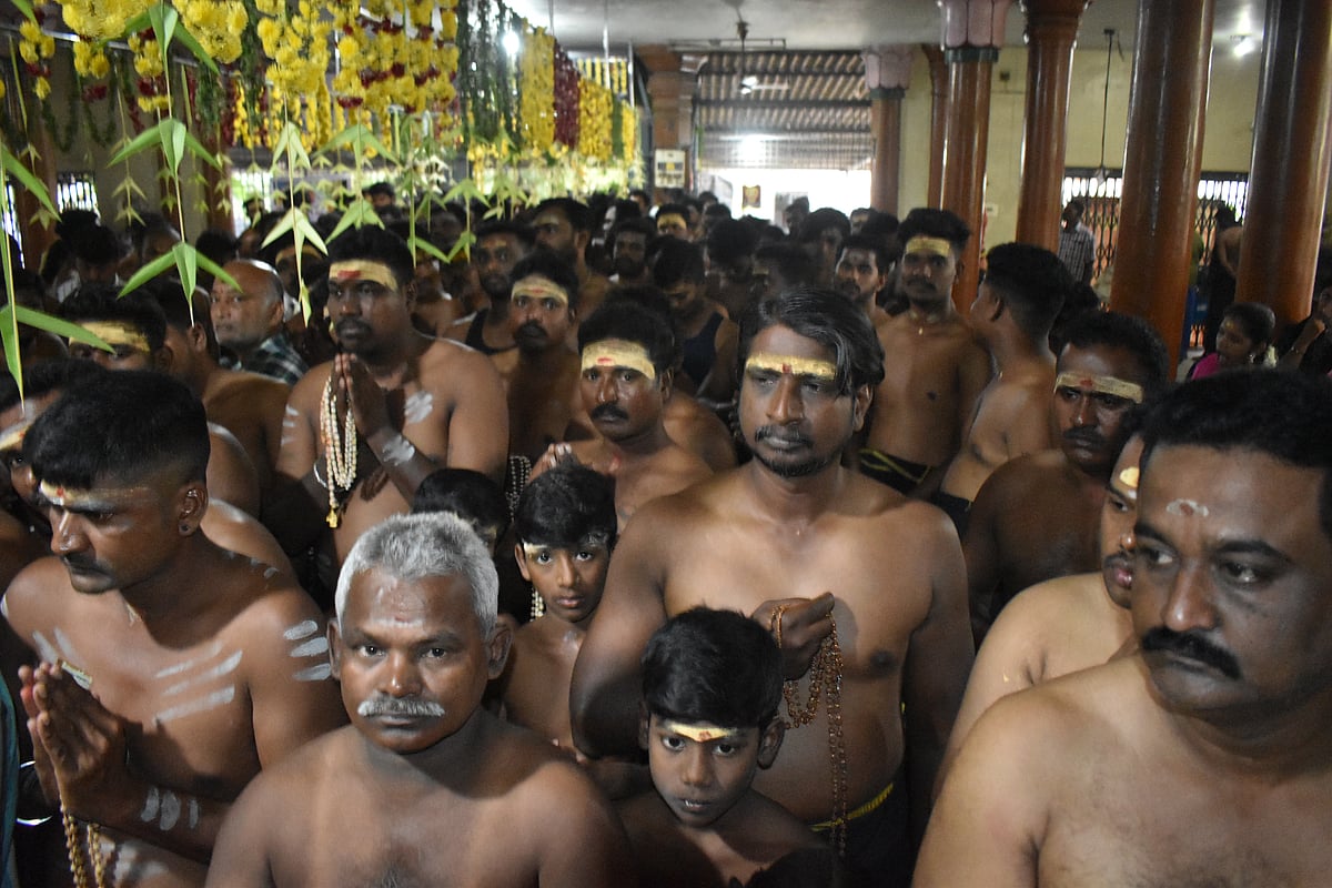 ஐயப்பனுக்கு மாலை அணிந்த பக்தர்கள், ஈரோடு. 