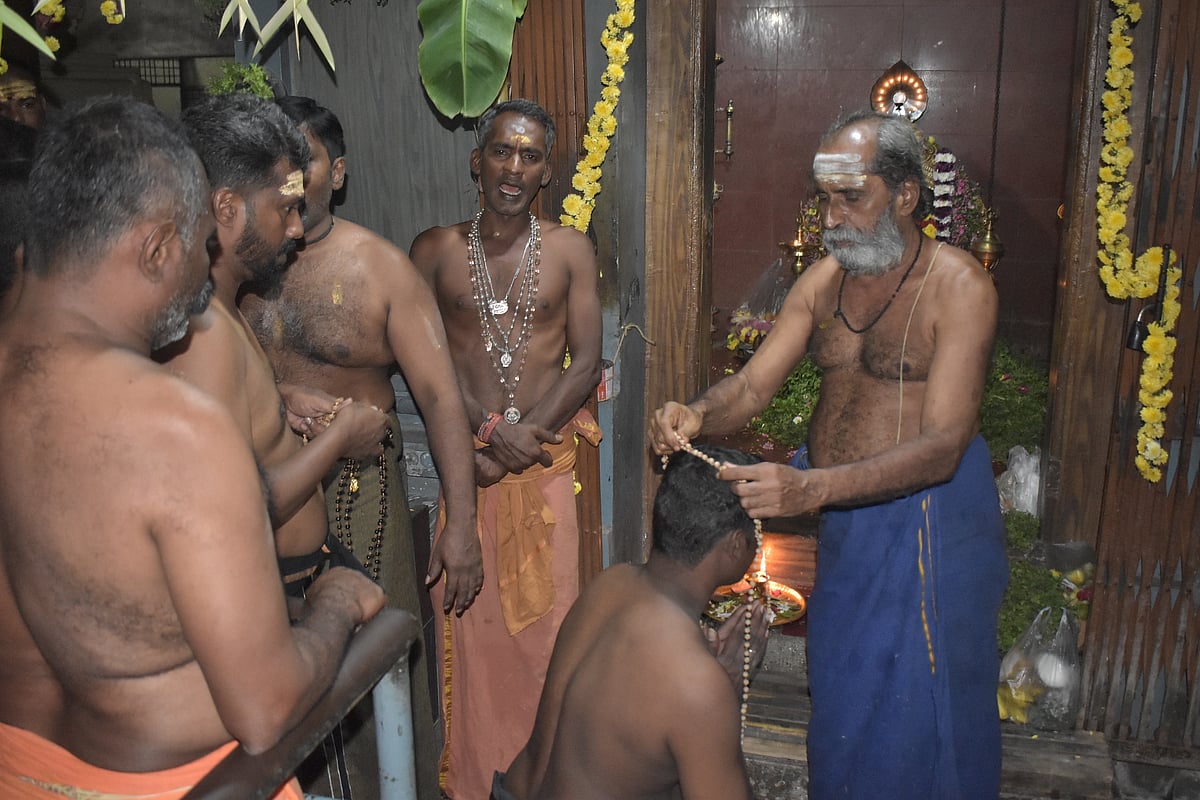 ஐயப்பனுக்கு மாலை அணிந்த பக்தர்கள், ஈரோடு. 
