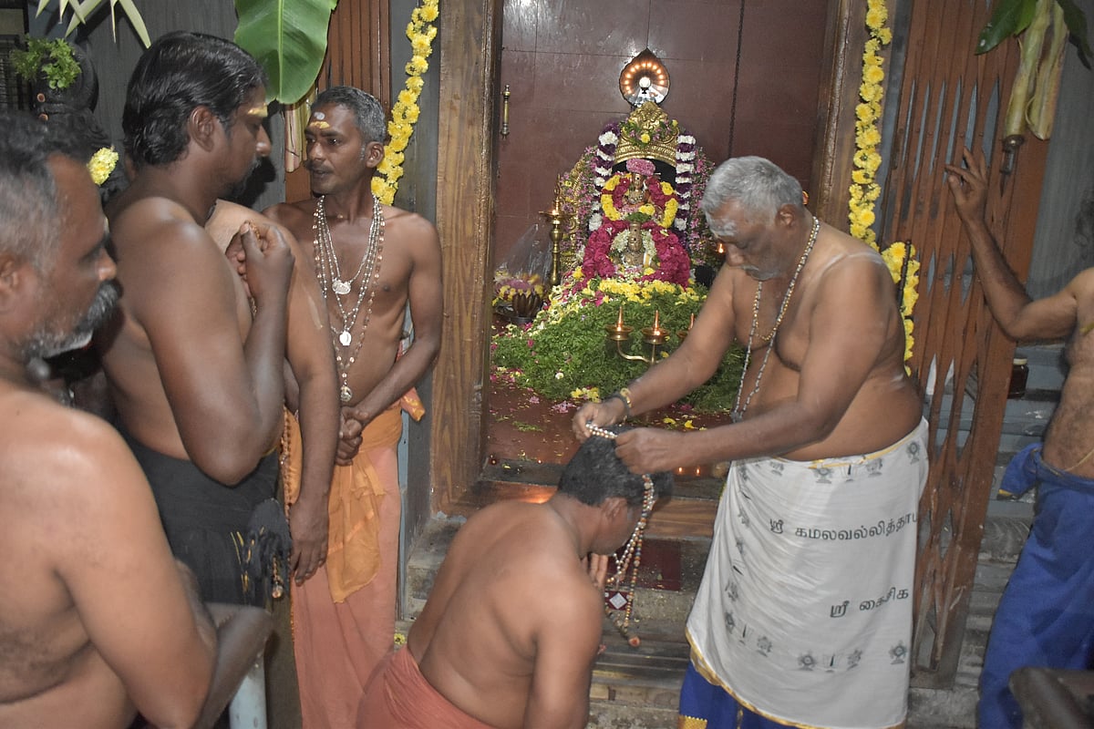 ஐயப்பனுக்கு மாலை அணிந்த பக்தர்கள், ஈரோடு. 