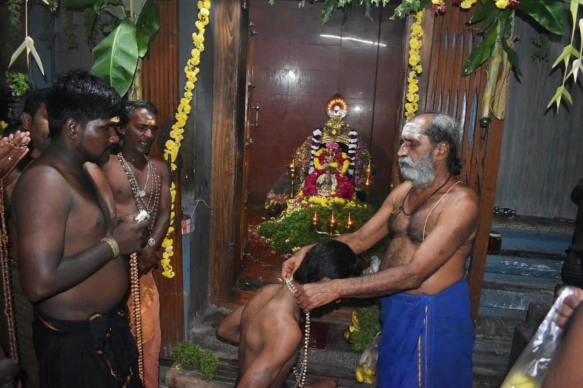ஐயப்பனுக்கு மாலை அணிந்த பக்தர்கள், ஈரோடு.