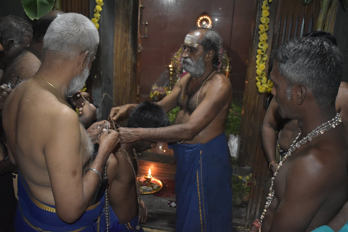 ஐயப்பனுக்கு மாலை அணிந்த பக்தர்கள், ஈரோடு. 