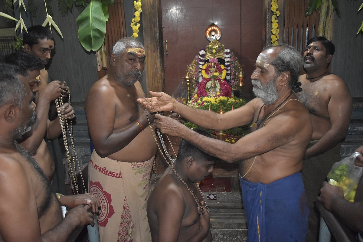 ஐயப்பனுக்கு மாலை அணிந்த பக்தர்கள், ஈரோடு. 