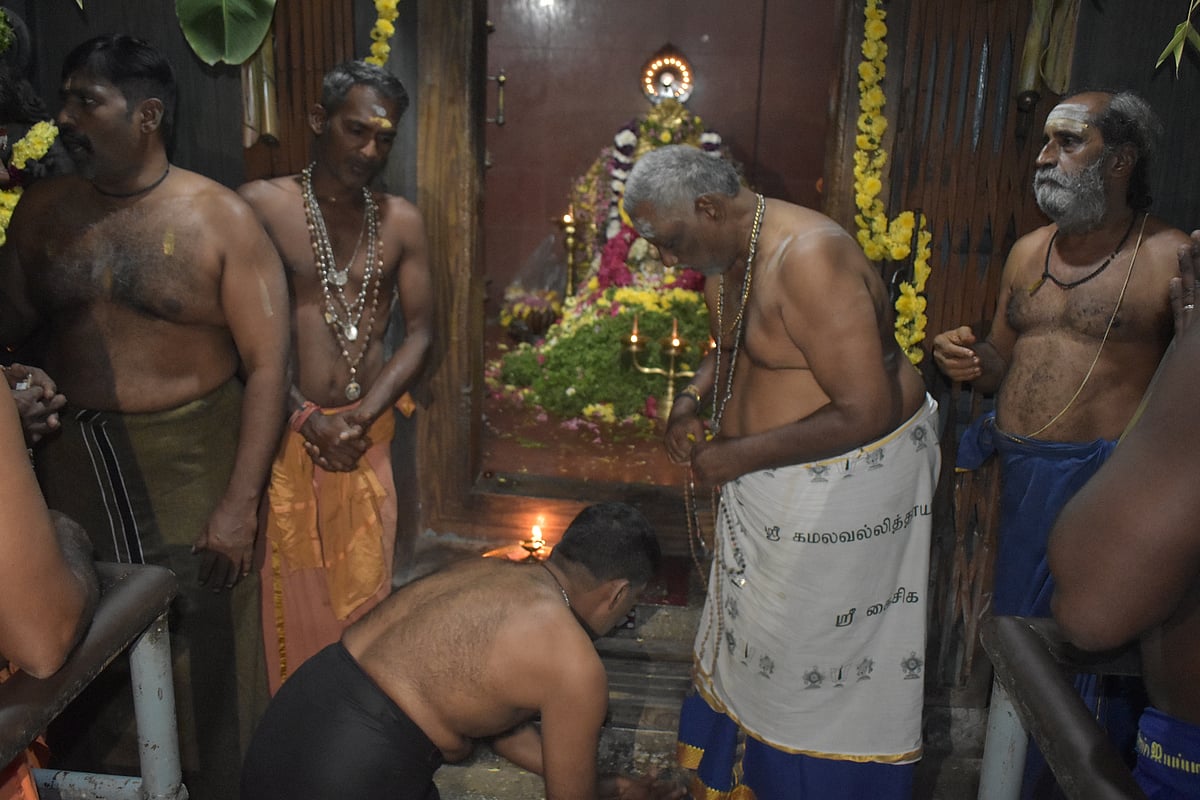ஐயப்பனுக்கு மாலை அணிந்த பக்தர்கள், ஈரோடு. 