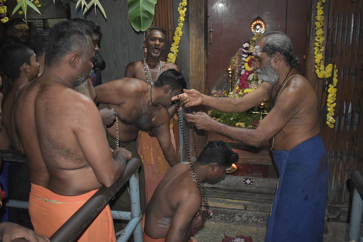 ஐயப்பனுக்கு மாலை அணிந்த பக்தர்கள், ஈரோடு. 