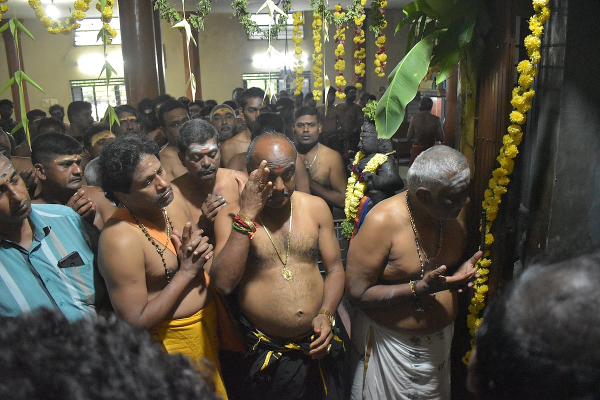 ஐயப்பனுக்கு மாலை அணிந்த பக்தர்கள், ஈரோடு. 