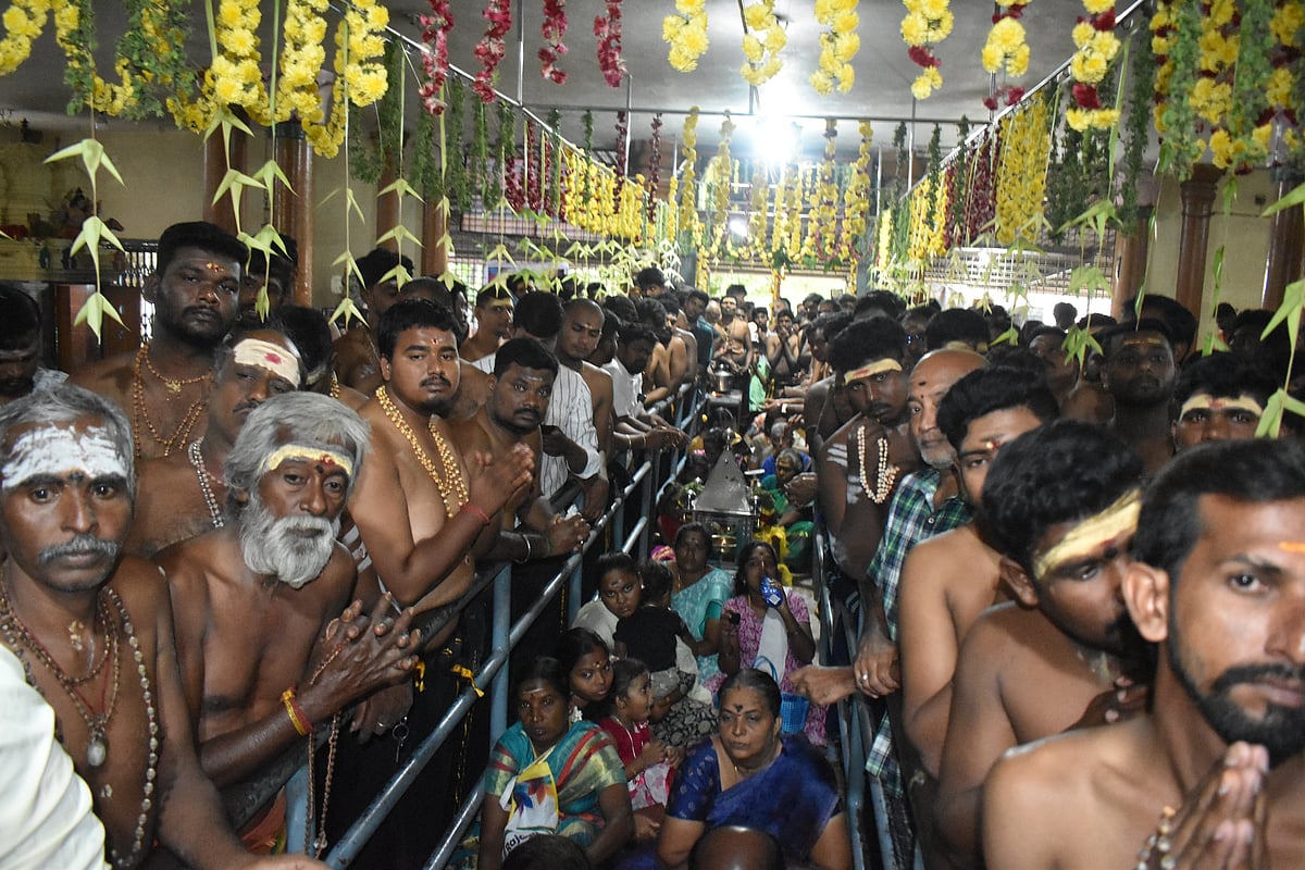 ஐயப்பனுக்கு மாலை அணிந்த பக்தர்கள், ஈரோடு. 