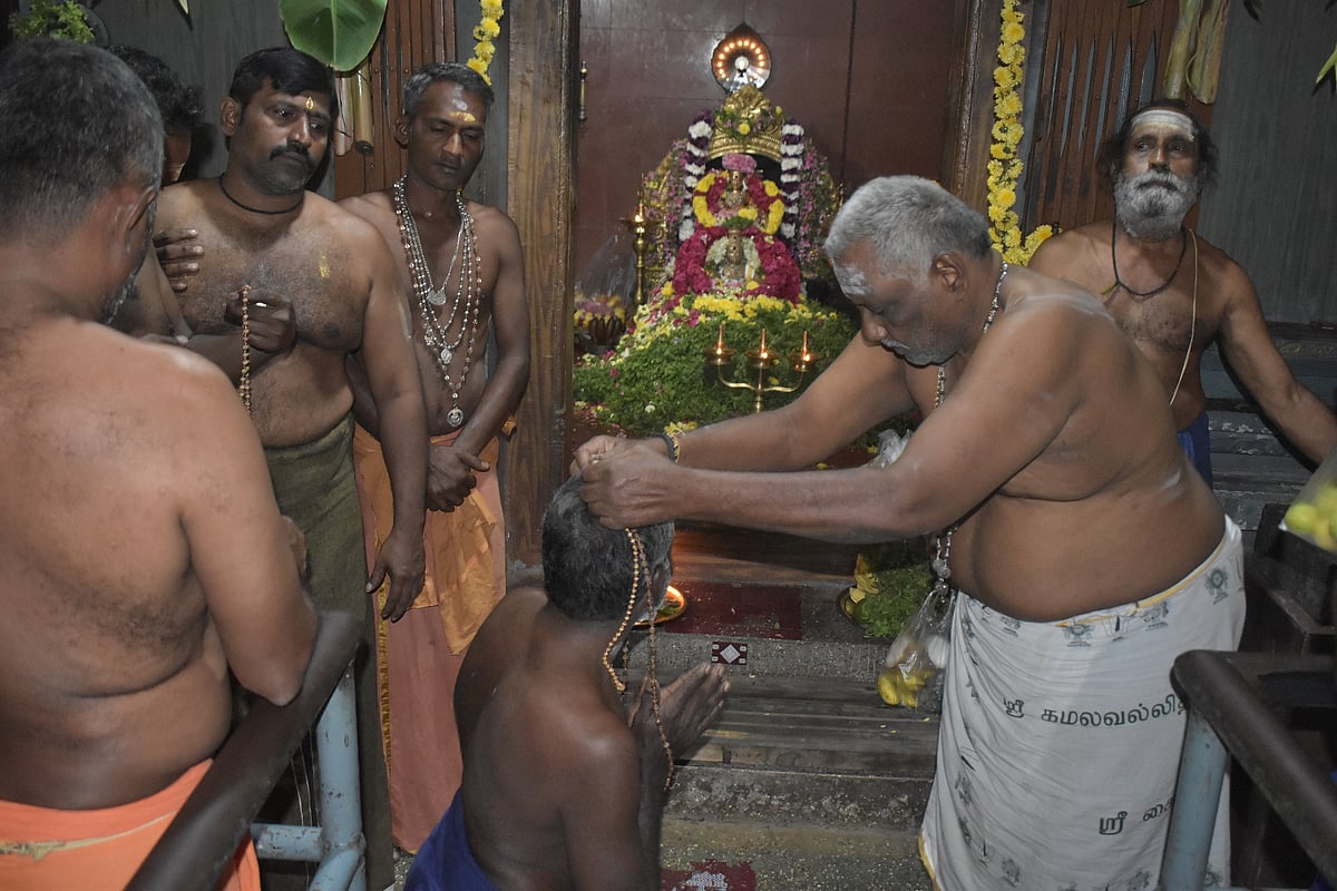 ஐயப்பனுக்கு மாலை அணிந்த பக்தர்கள், ஈரோடு. 