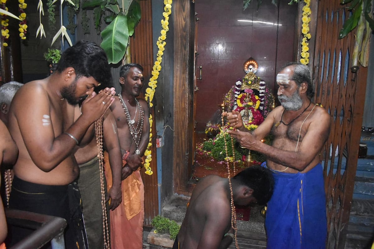 ஐயப்பனுக்கு மாலை அணிந்த பக்தர்கள், ஈரோடு.