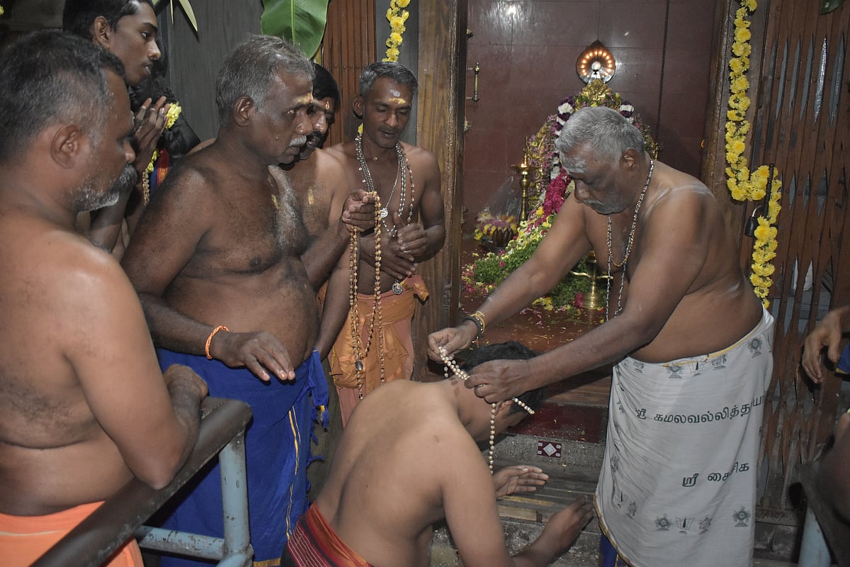 ஐயப்பனுக்கு மாலை அணிந்த பக்தர்கள், ஈரோடு. 