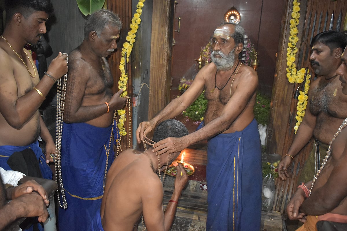 ஐயப்பனுக்கு மாலை அணிந்த பக்தர்கள், ஈரோடு. 