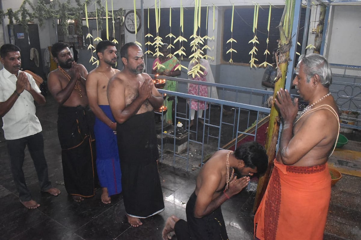 ஐயப்பனுக்கு மாலை அணிந்த பக்தர்கள், ஈரோடு.