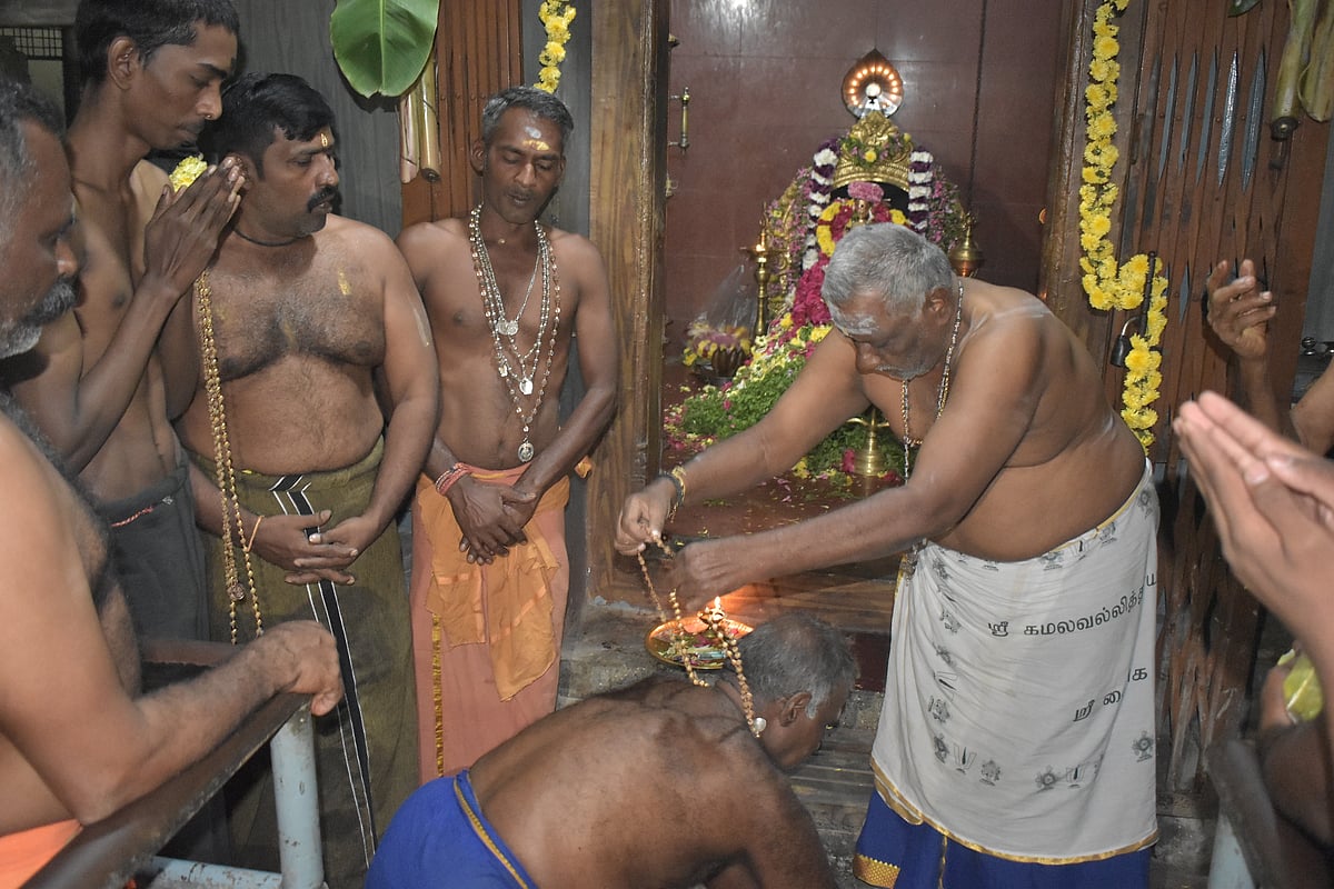 ஐயப்பனுக்கு மாலை அணிந்த பக்தர்கள், ஈரோடு. 