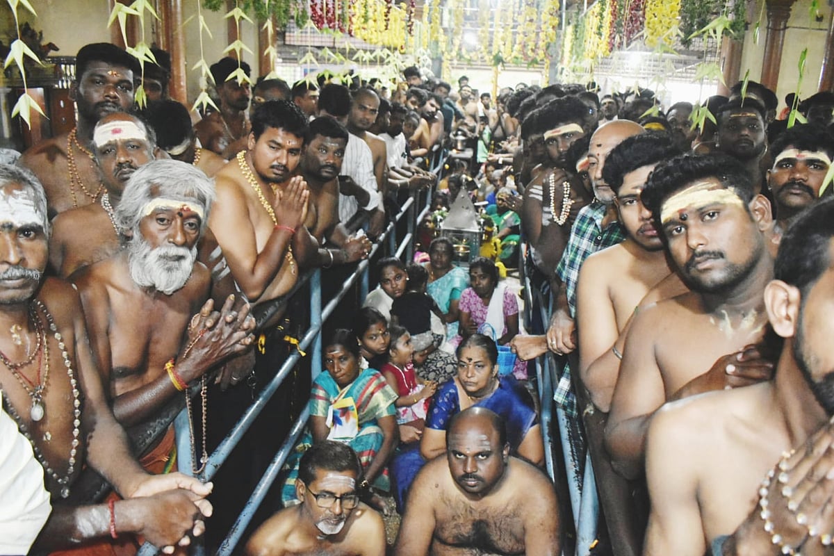 ஐயப்பனுக்கு மாலை அணிந்த பக்தர்கள், ஈரோடு.