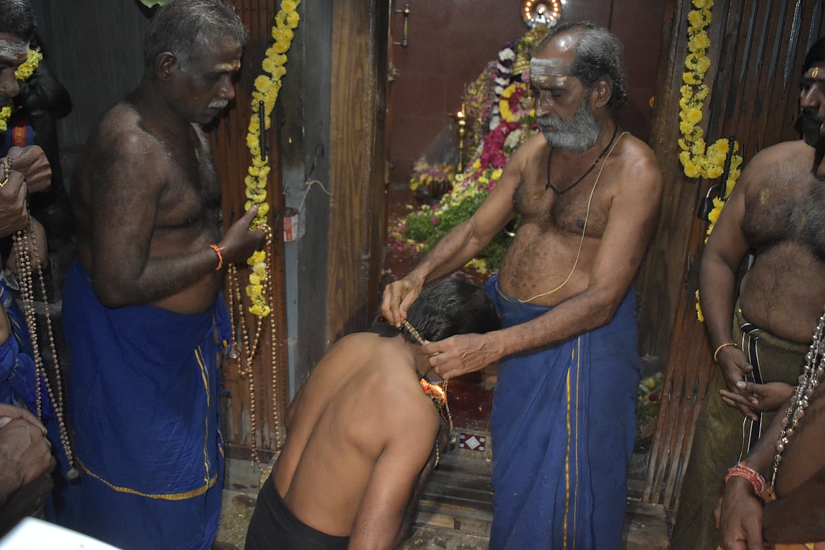 ஐயப்பனுக்கு மாலை அணிந்த பக்தர்கள், ஈரோடு. 