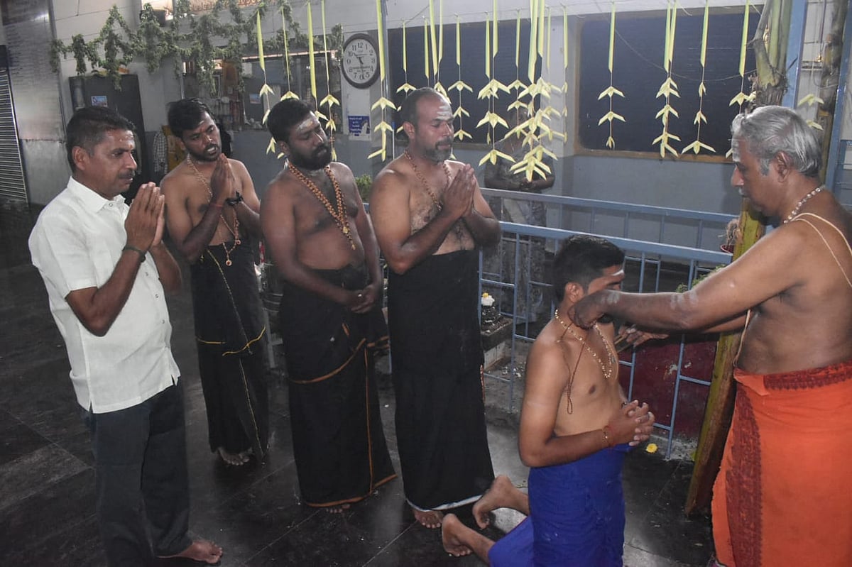 ஐயப்பனுக்கு மாலை அணிந்த பக்தர்கள், ஈரோடு.