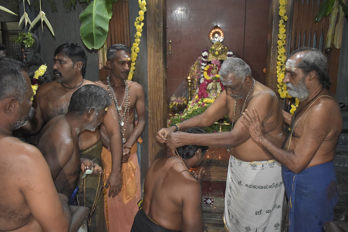 ஐயப்பனுக்கு மாலை அணிந்த பக்தர்கள், ஈரோடு. 