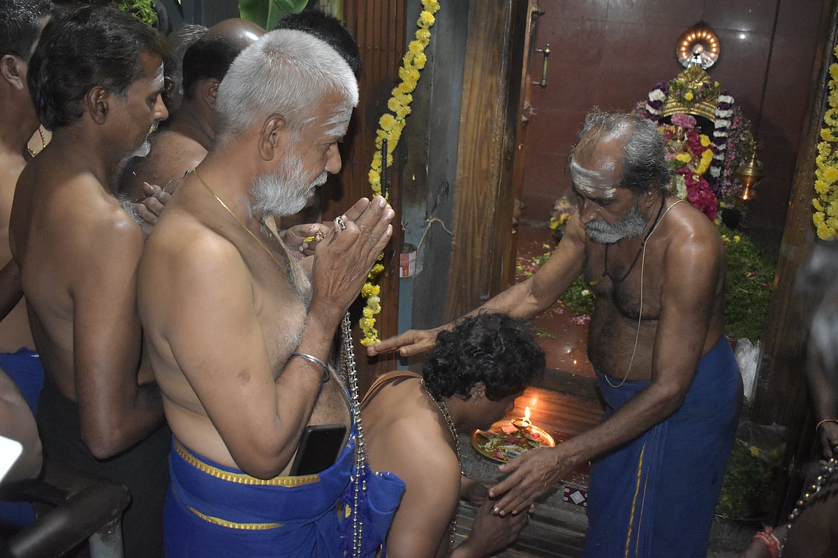 ஐயப்பனுக்கு மாலை அணிந்த பக்தர்கள், ஈரோடு. 