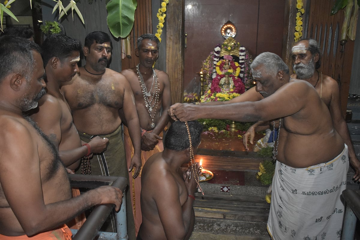 ஐயப்பனுக்கு மாலை அணிந்த பக்தர்கள், ஈரோடு. 