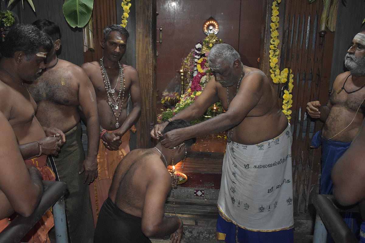 ஐயப்பனுக்கு மாலை அணிந்த பக்தர்கள், ஈரோடு. 