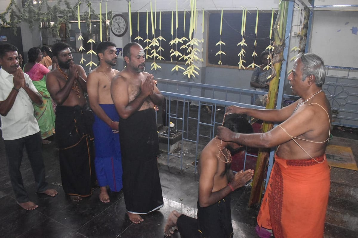 ஐயப்பனுக்கு மாலை அணிந்த பக்தர்கள், ஈரோடு.