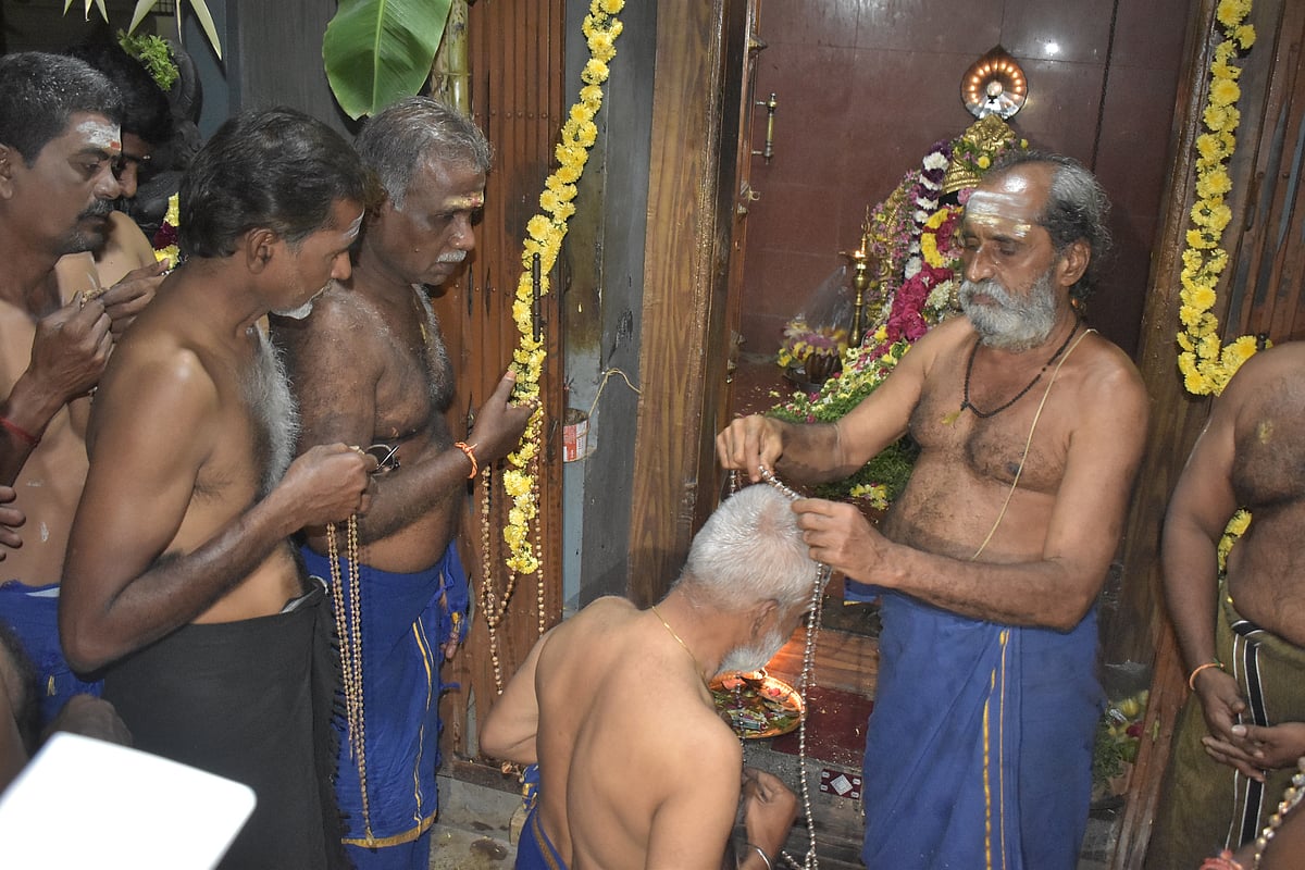 ஐயப்பனுக்கு மாலை அணிந்த பக்தர்கள், ஈரோடு. 