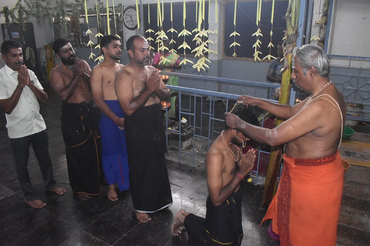 ஐயப்பனுக்கு மாலை அணிந்த பக்தர்கள், ஈரோடு.