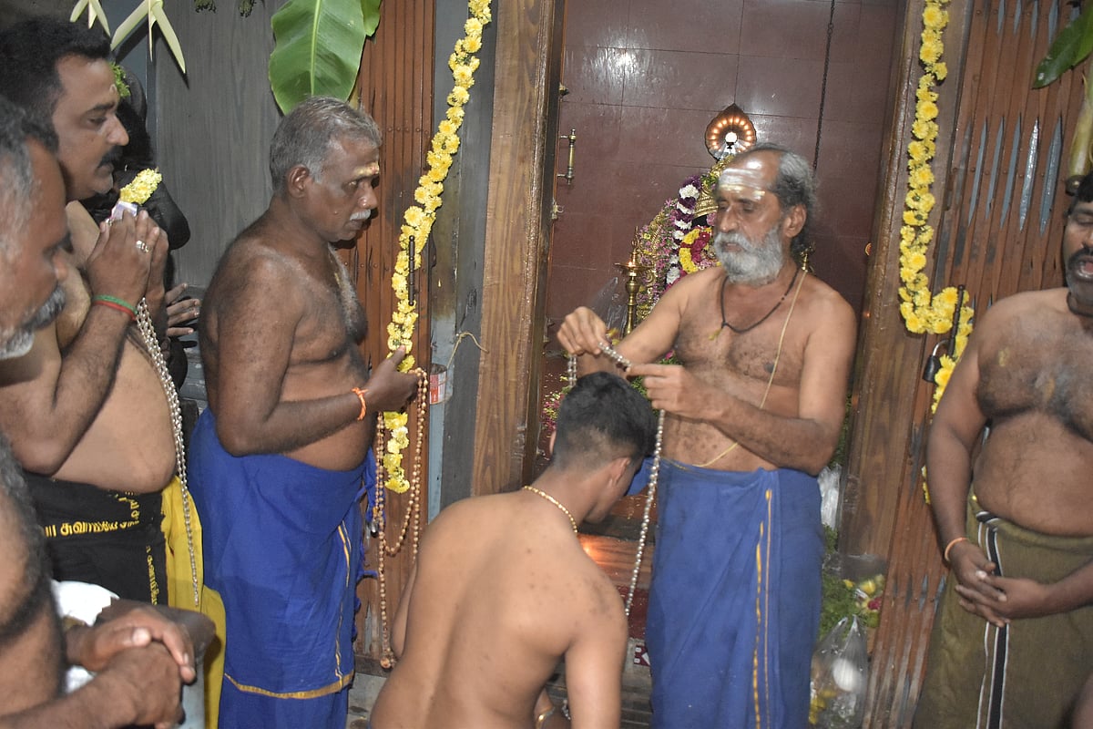 ஐயப்பனுக்கு மாலை அணிந்த பக்தர்கள், ஈரோடு. 