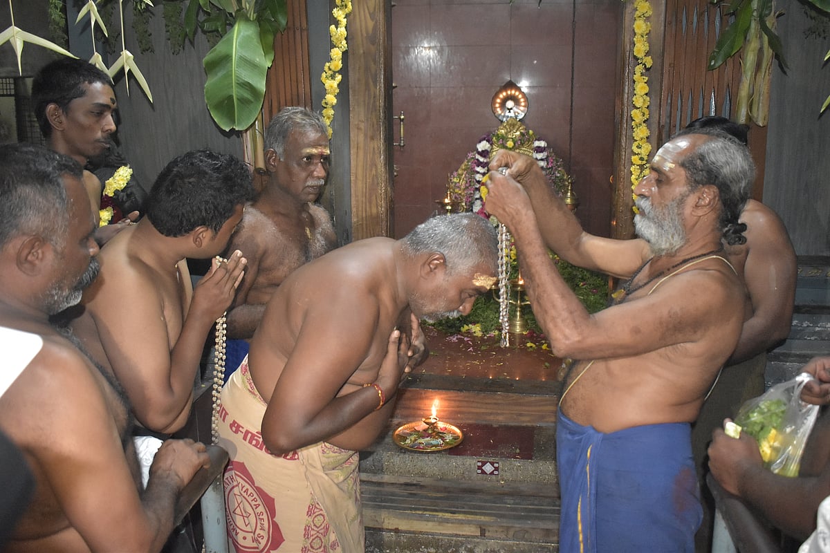 ஐயப்பனுக்கு மாலை அணிந்த பக்தர்கள், ஈரோடு. 