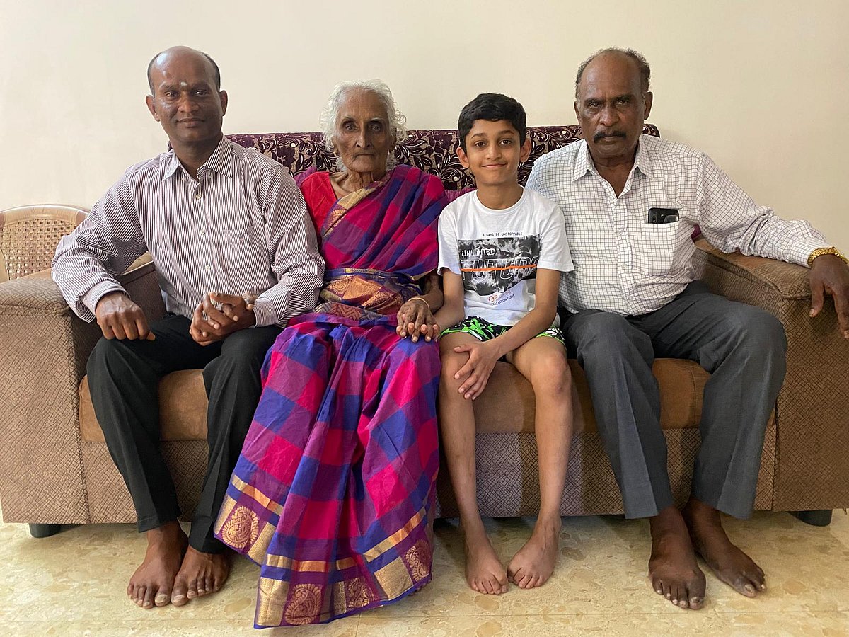 தாமோதரன் சீனிவாசன் குடும்பத்தினருடன்