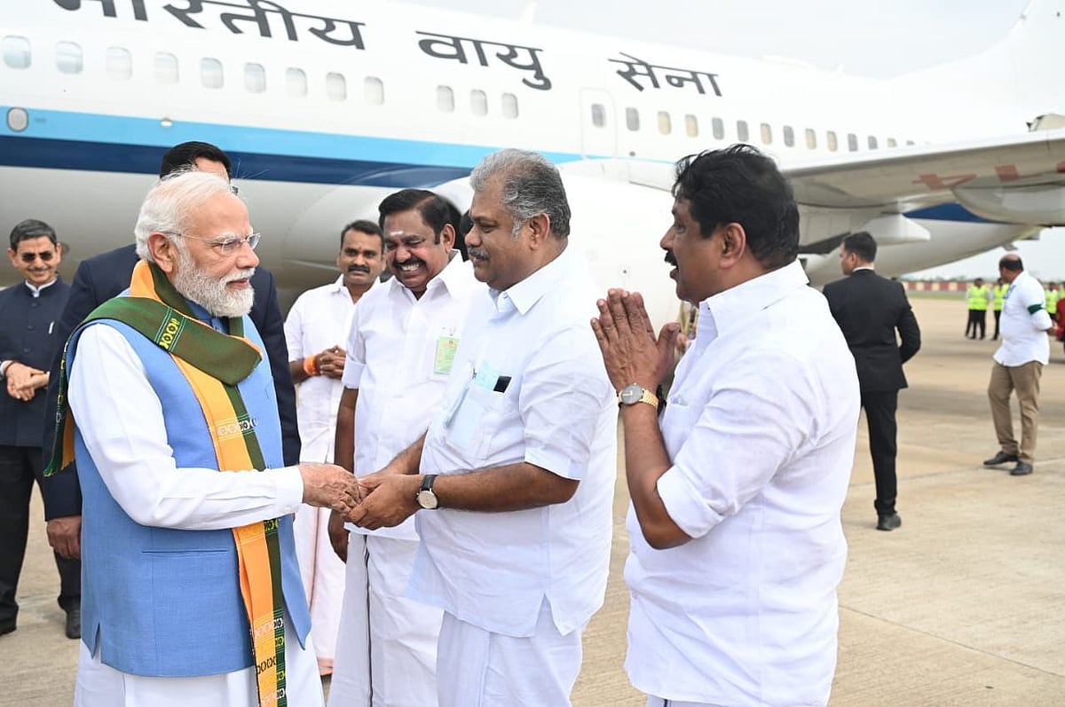 கோவை விமான நிலையத்தில் மோடியை வரவேற்ற எடப்பாடி பழனிசாமி, ஜி.கே. வாசன், நயினார் நாகேந்திரன்