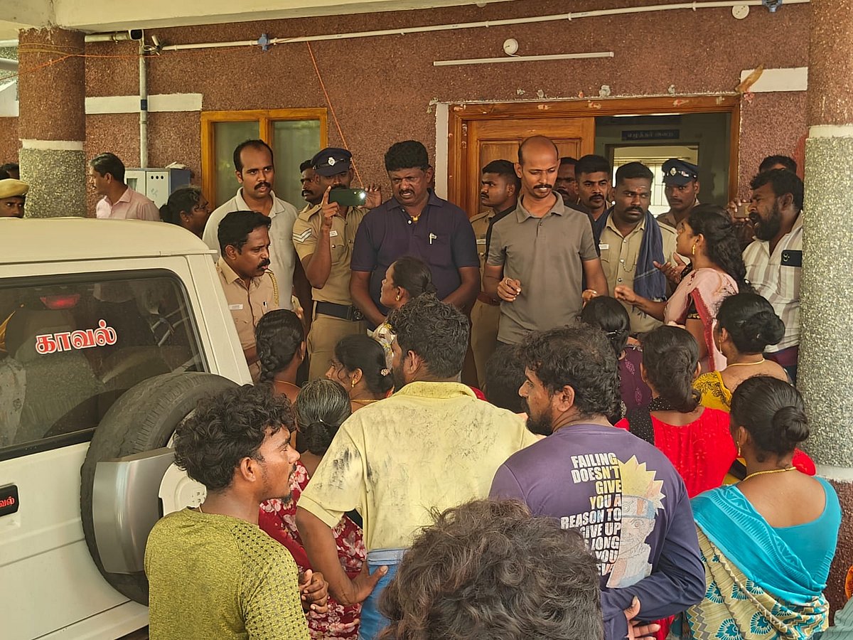 கொலையாளியை ஒப்படைக்க கோரி காவல் நிலையம் முற்றுகை