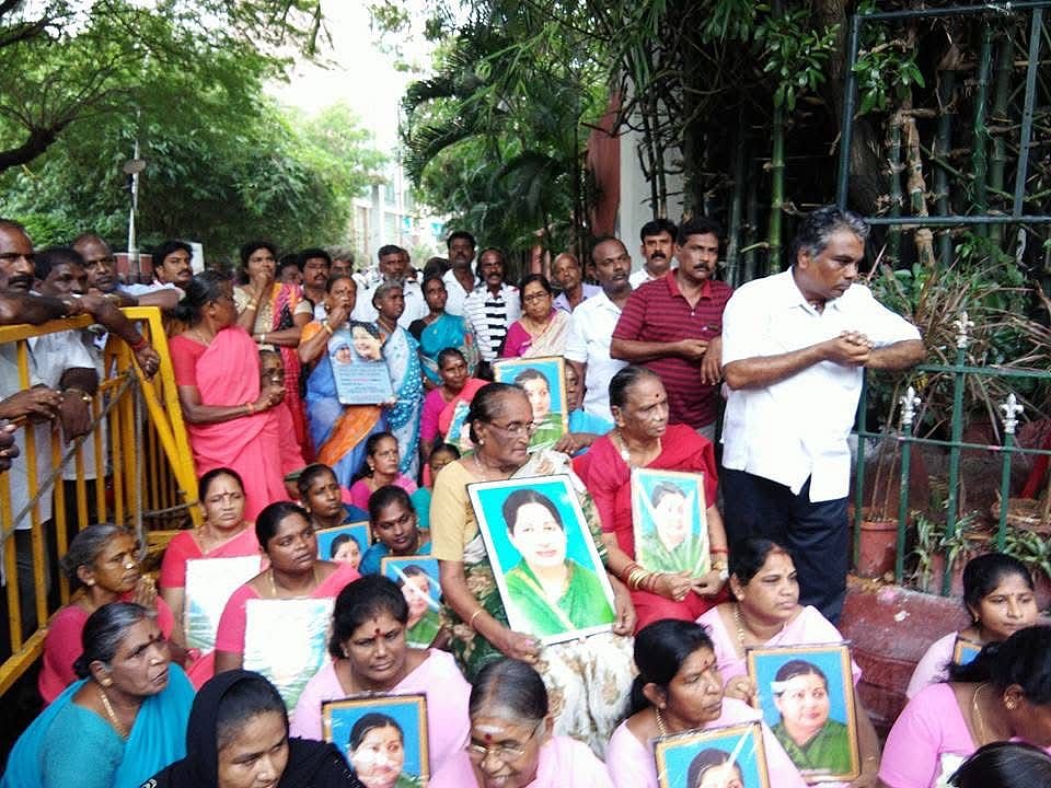 தாமோதரன் சீனிவாசனின் அம்மா சரோஜினி அப்போலோ வாசலில் ஜெயலலிதாவுக்காக பிரார்த்தனை