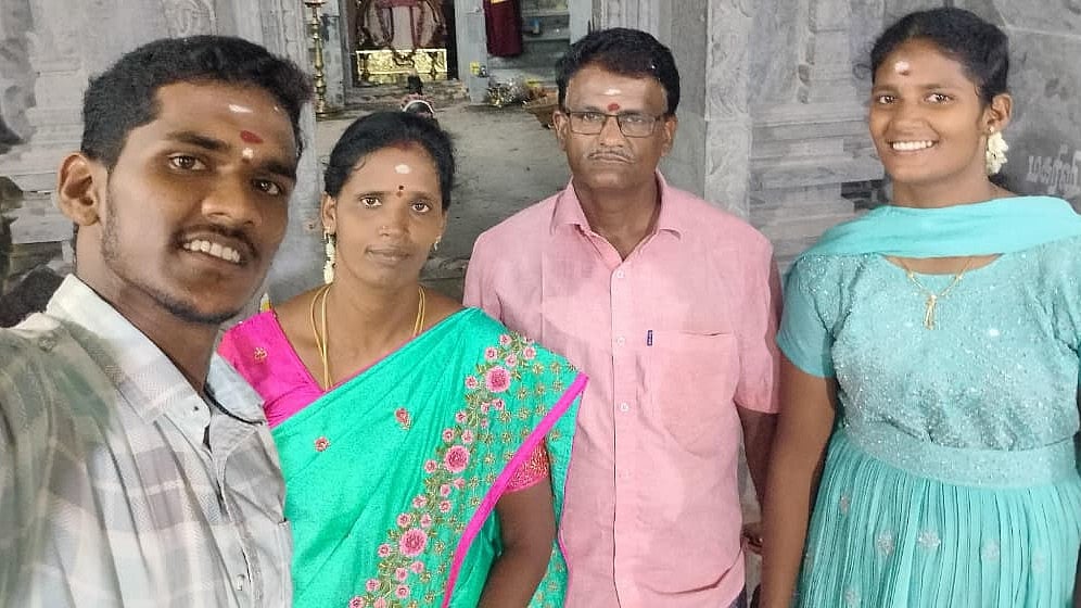 குடும்பத்தினருடன் பாலமுருகன்