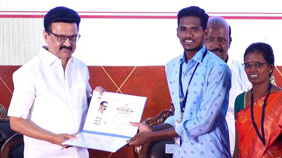 முதல்வரிடம் விருது பெறுகிறார் பாலமுருகன்