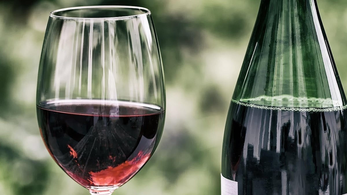 ஒயின், பீர் அருந்து பவர்களுக்கு கவுட் வர வாய்ப்புகள் அதிகம்.