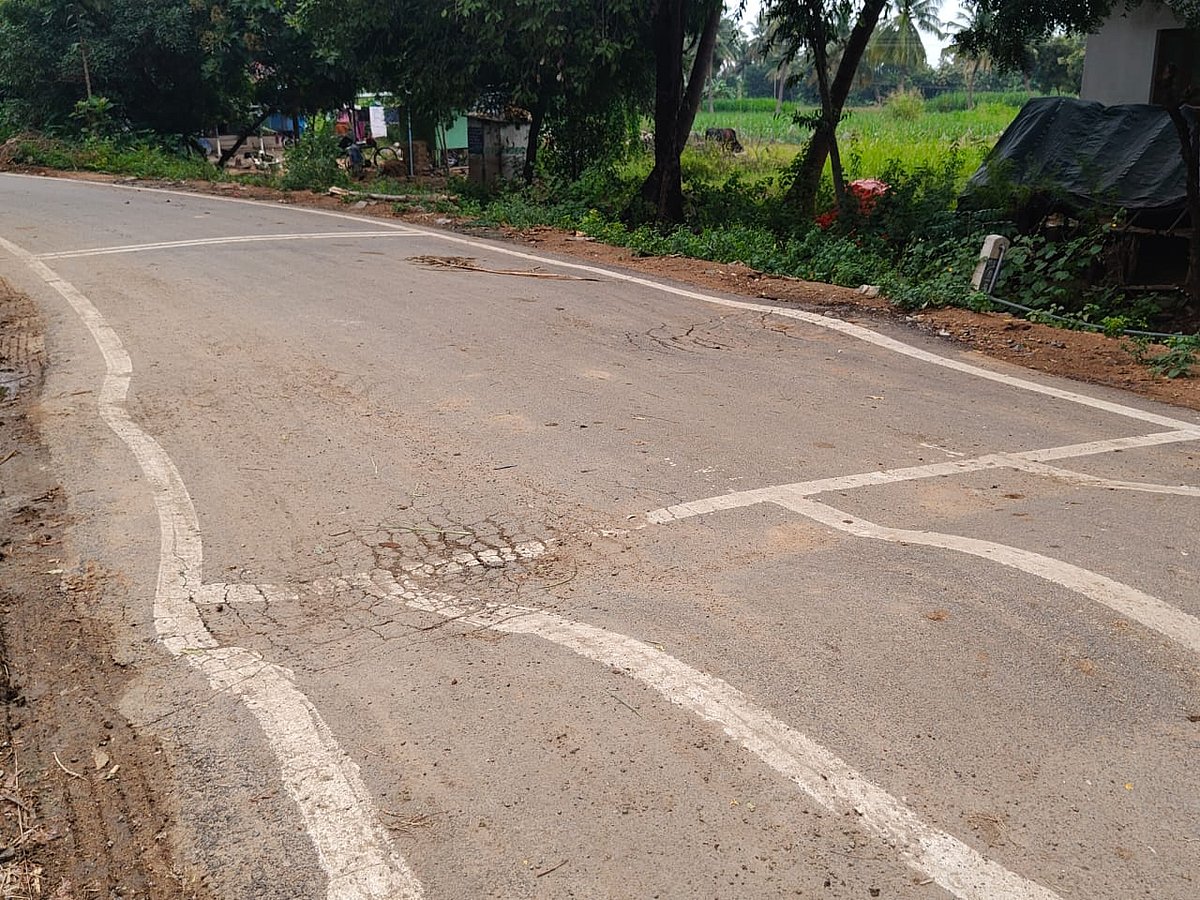 புதிய தார் சாலை, அரசராம்பட்டு கிராமம்.