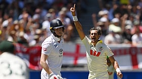 Ashes: டிராவிஸ் ஹெட்டின் அதிரடி சதம்!; 104 வருடங்களுக்குப் பிறகு இரண்டாவது நாளில் முடிந்தப் போட்டி!