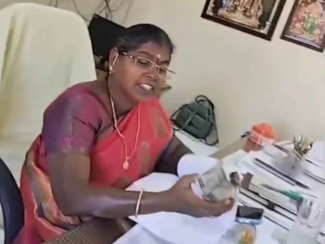 மின்வாரிய அதிகாரி பத்மா