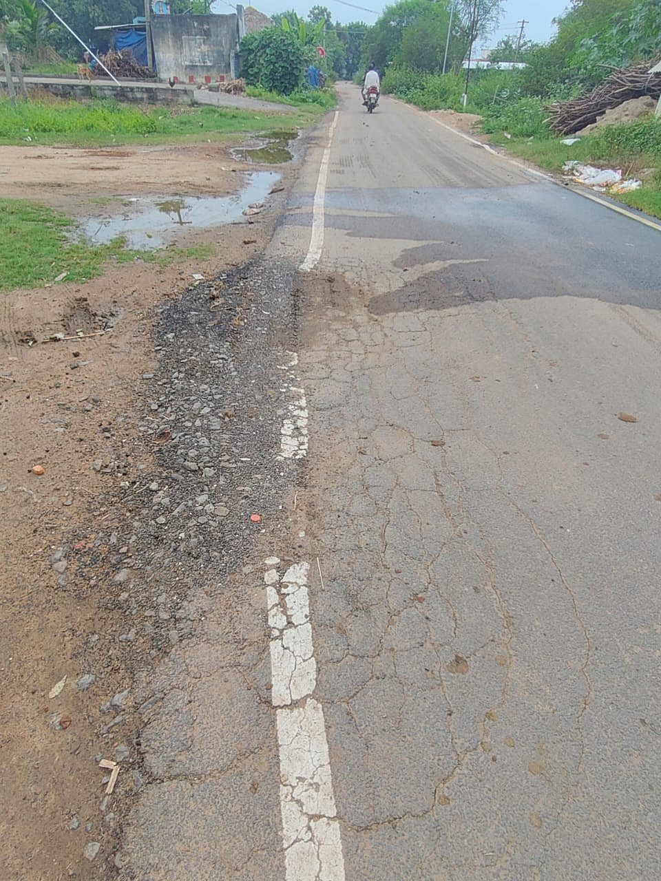 புதிய தார் சாலை, அரசராம்பட்டு கிராமம்.