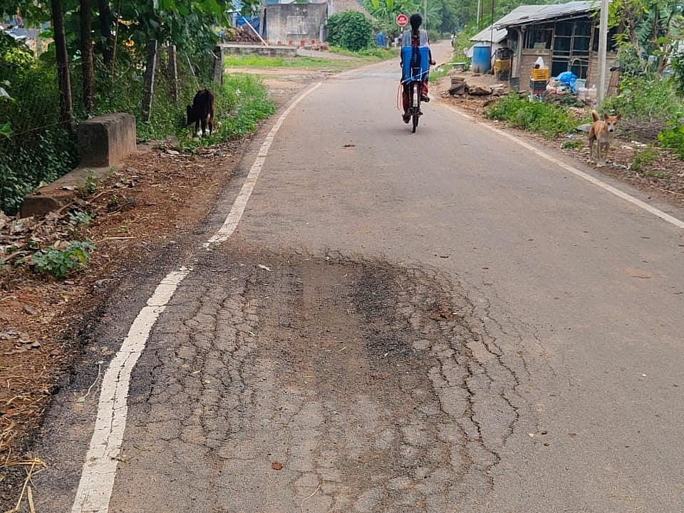 புதிய தார் சாலை, அரசராம்பட்டு கிராமம்.