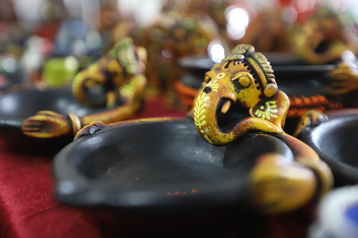 சென்னை பூம்புகாரில் அகல் விளக்குகள் கண்காட்சி