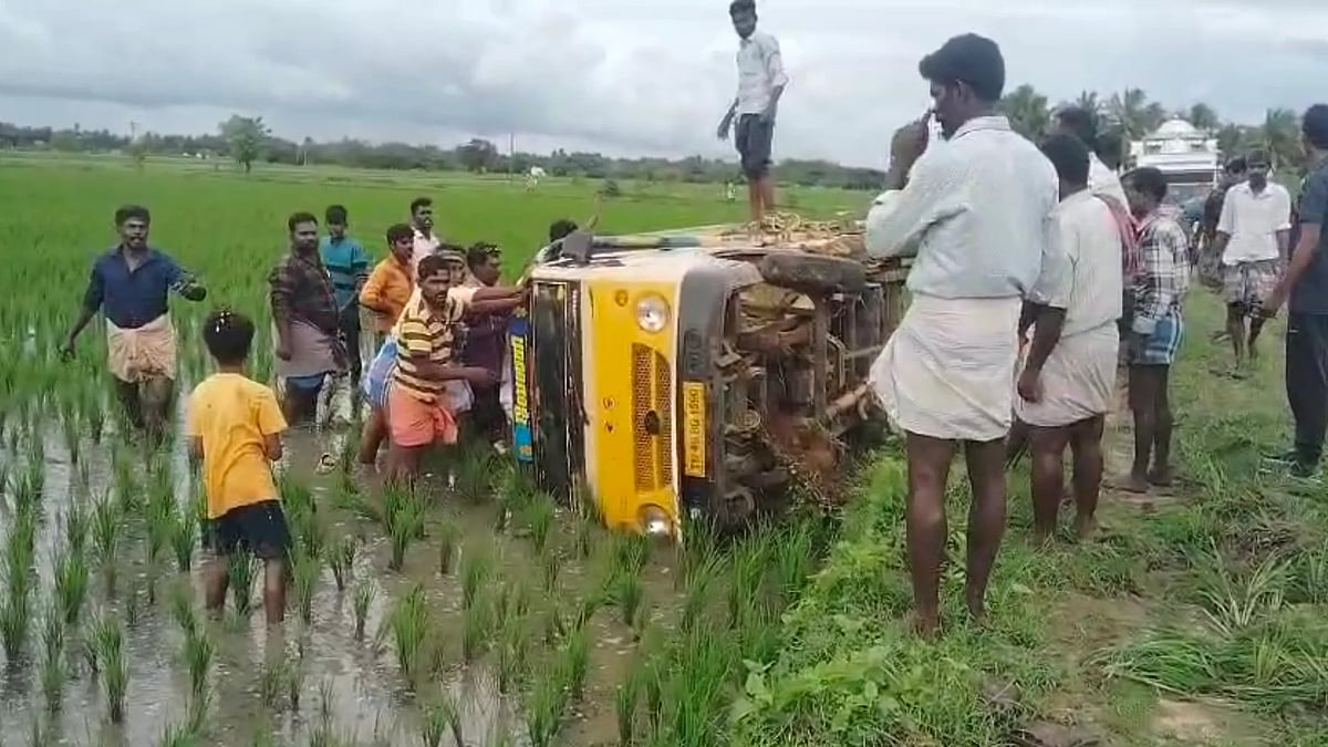 இறுதிச்சடங்கில் கவிழ்ந்த வாகனம்