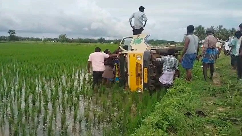 இறுதிச்சடங்கில் கவிழ்ந்த வாகனம்