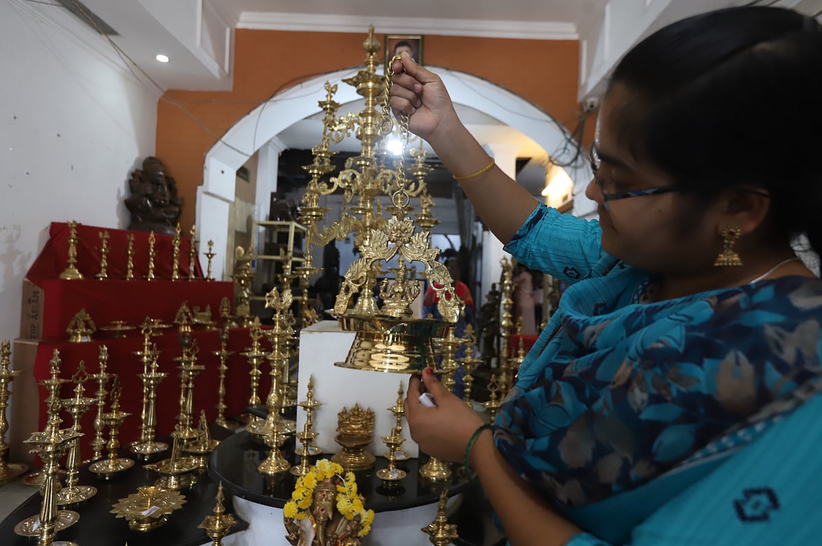 சென்னை பூம்புகாரில் அகல் விளக்குகள் கண்காட்சி