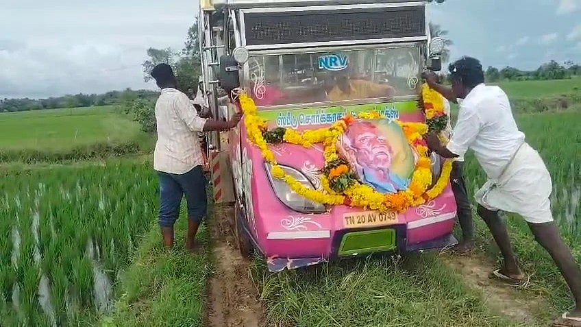 இறுதிச்சடங்கில் கவிழ்ந்த வாகனம்