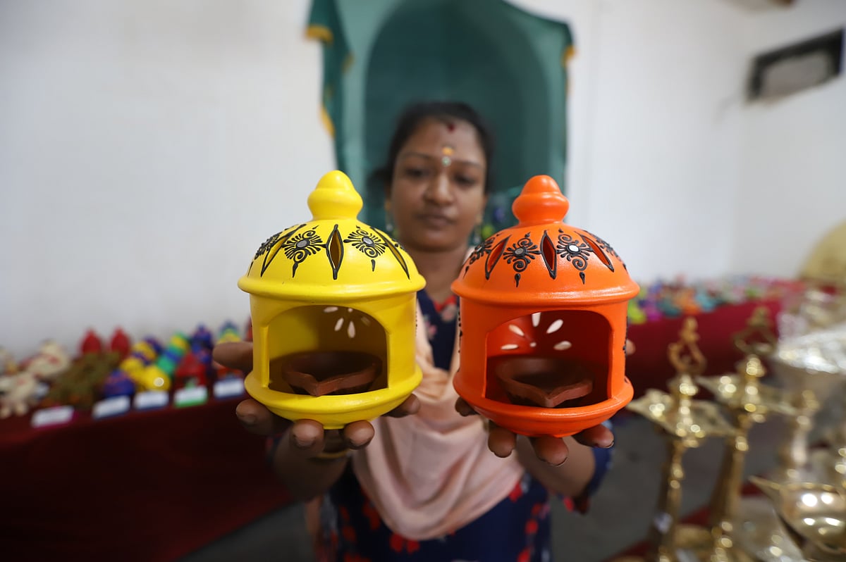 சென்னை பூம்புகாரில் அகல் விளக்குகள் கண்காட்சி