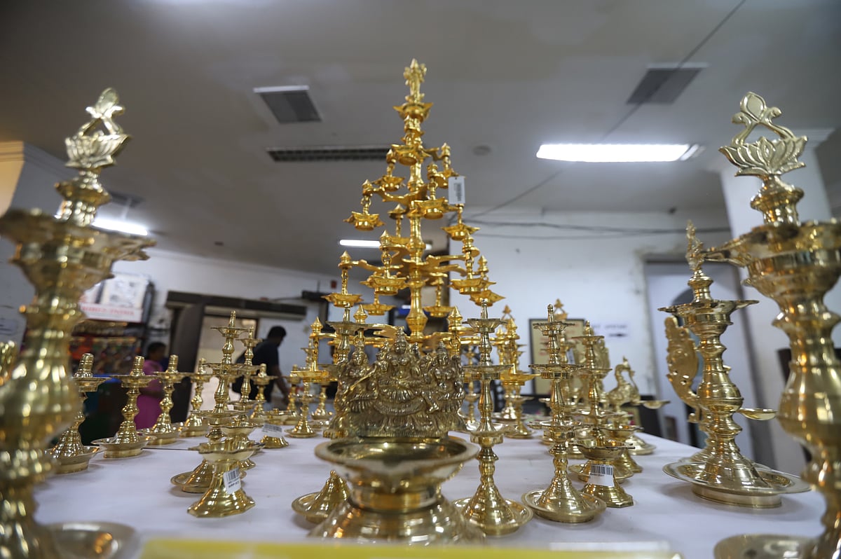 சென்னை பூம்புகாரில் அகல் விளக்குகள் கண்காட்சி