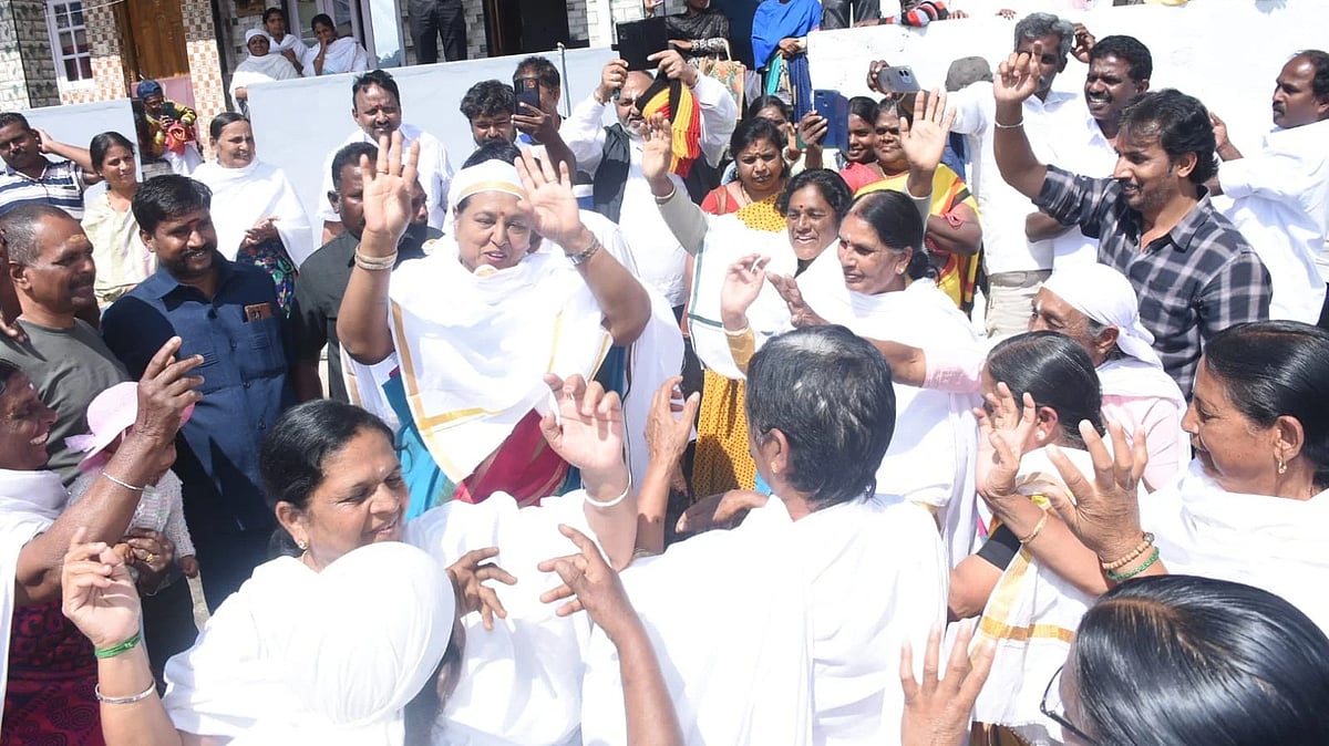 படுகர் இன மக்களுடன் பிரேமலதா விஜயகாந்த்