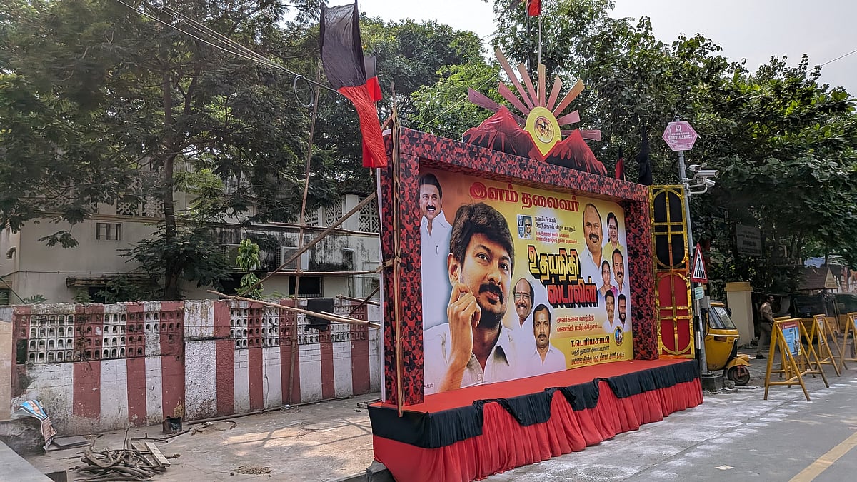 உதயநிதி கட் அவுட்களும் பேனர்களும்