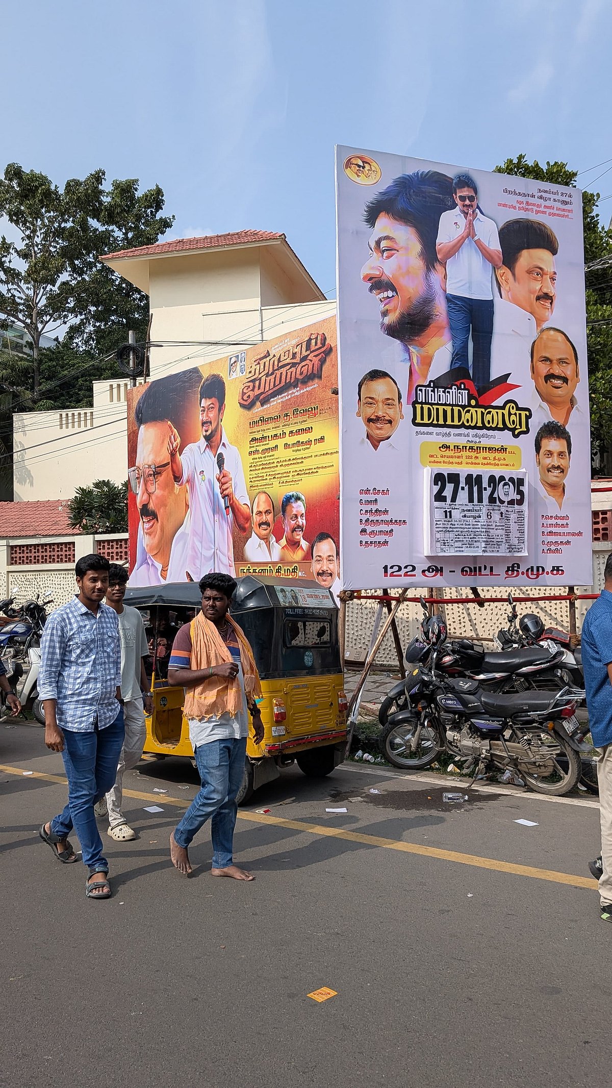 உதயநிதி கட் அவுட்களும் பேனர்களும்